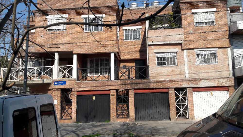 Casa en Caballito para en Venta · dueño directo · 3 dorm · 2 cocheras · 60 m² de lote - Imagen 1