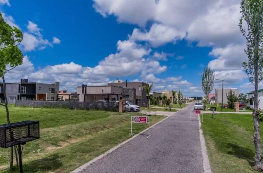 Vendo lote en Barrio Privado Laguna Azul - Imagen 5
