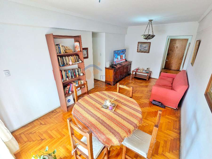 Departamento en venta en Flores, CABA, 4 ambientes con balcón corrido - Imagen 2