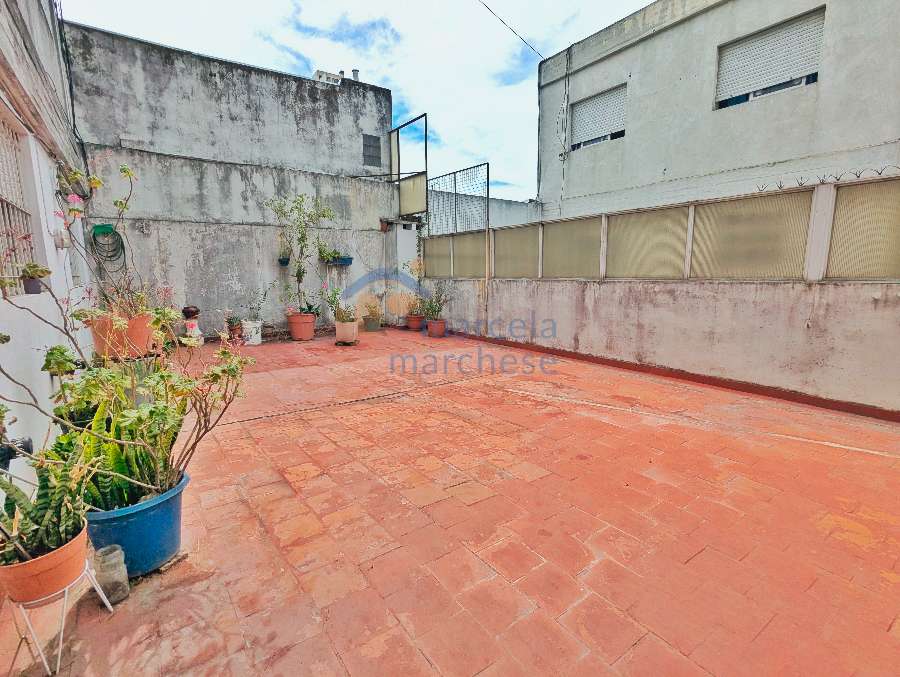 Departamento en venta en Flores, CABA, con patio de 52 m² y cochera cubierta - Imagen 2