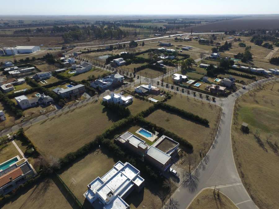 Casa en Venta en Río Cuarto · barrio privado · dueño directo · 879 m² de lote - Imagen 1